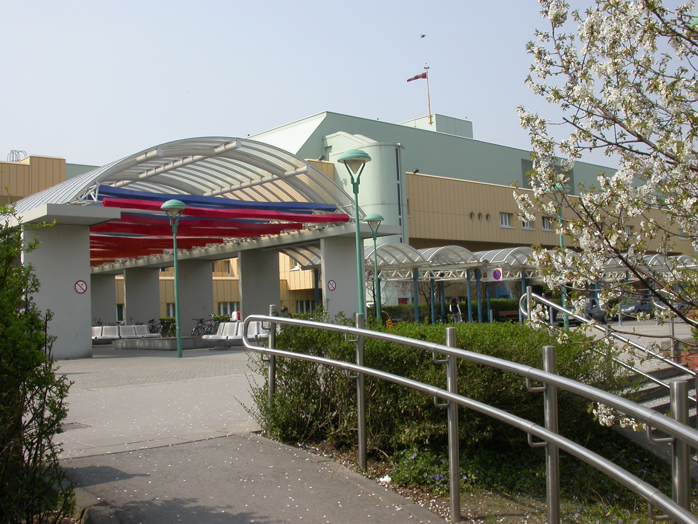 Klinik Donaustadt Aussenansicht Haupteingang