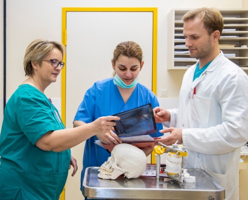 Teamgespräch im Kompetenzzentrum für Mund-, Kiefer- und Gesichtschirurgie und Jugendzahnheilkunde_Beitrag