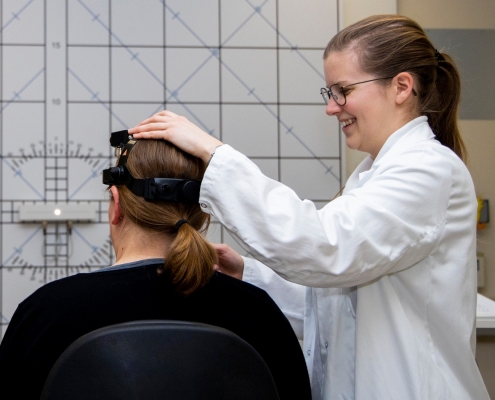 Ärztin untersucht die Augen einer Patientin_Beitrag