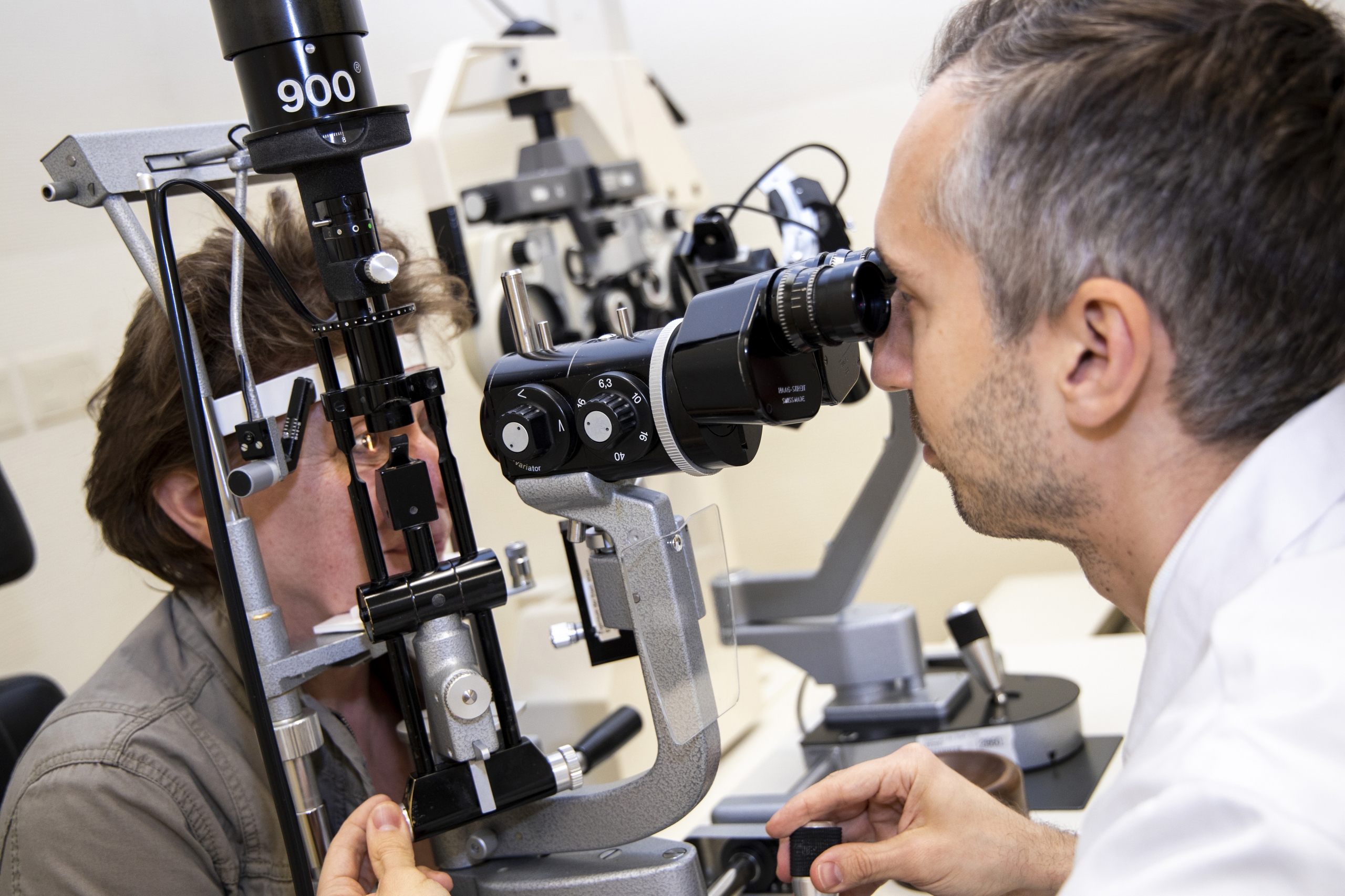 Augenarzt untersucht Sehschärfe bei Patientin