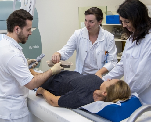 Patientin wird bei der Untersuchung in der Ambulanz für nukleardiagnostische Diagnostik und Therapie betreut