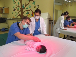 ÄrztInnen untersuchen Baby in der AMbulanz des Institutes