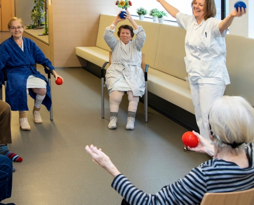 Pflegerin macht Gymnastikübungen mit geriatrischen PatientInnen_Akutgeriatrie_Kachel