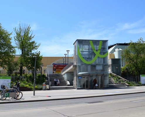 Klinik Donaustadt Haupteingang aussen mit Liftvorbau und Straße