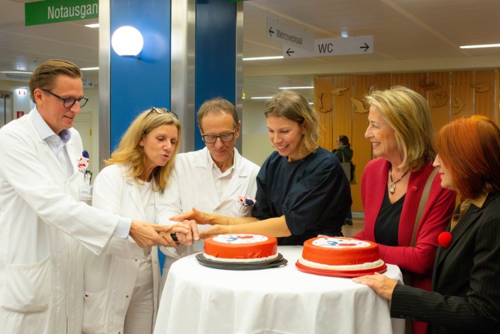 Klinik Donaustadt und Rote Nasen feiern 30 Jahre Zusammenarbeit mit Torte