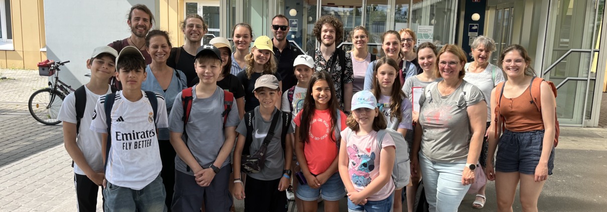 Klinik Donaustadt Diabetes Ambulanz Ausflugsgruppe vor Eingang