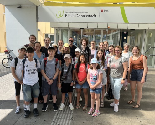 Klinik Donaustadt Diabetes Ambulanz Ausflugsgruppe vor Eingang