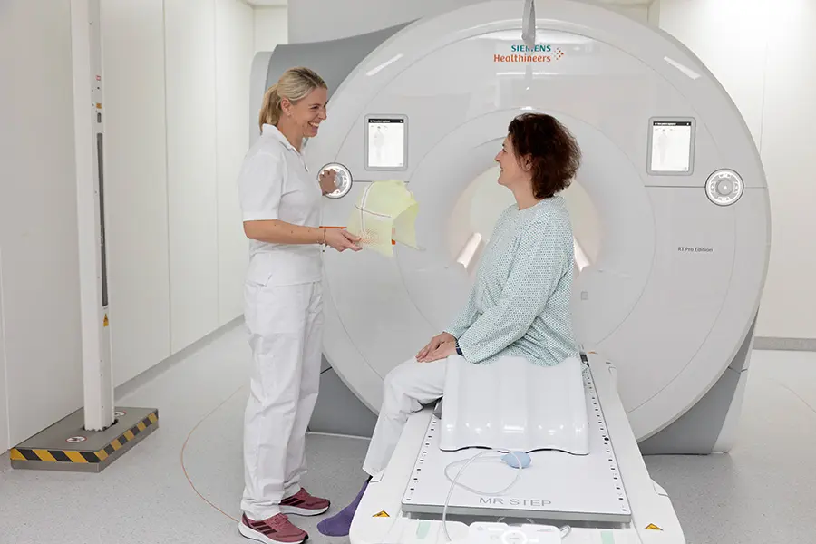 Patientin am neuen MRT der Klinik Donaustadt