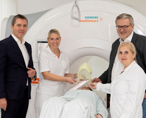 Stadtrat Hacker und Direktor Binder präsentieren neues MRT zur Planung der Bestrahlung an der Klinik Donaustadt