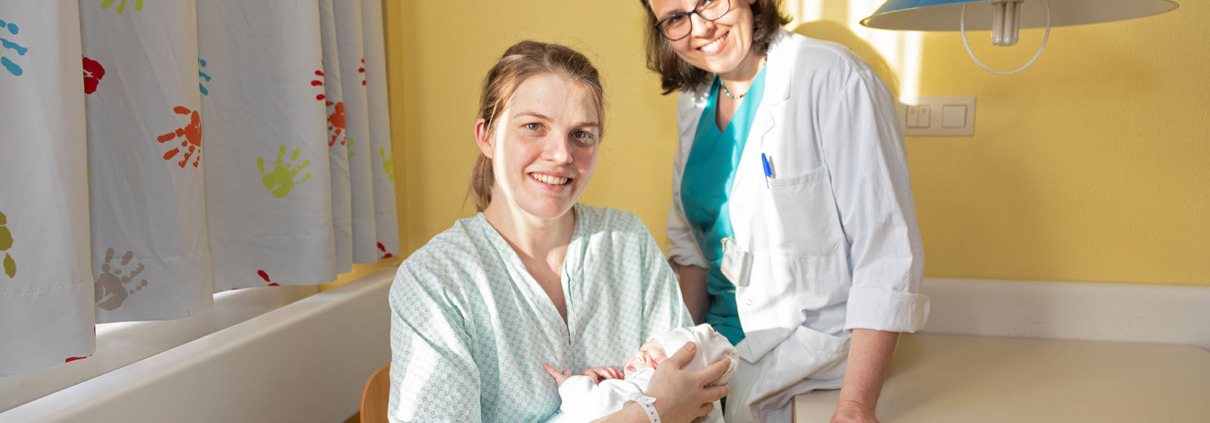 Neujahrsbaby Elio mit Mama Eilika und Oberärztin Nina Schwarzmann in der Klinik Donaustadt