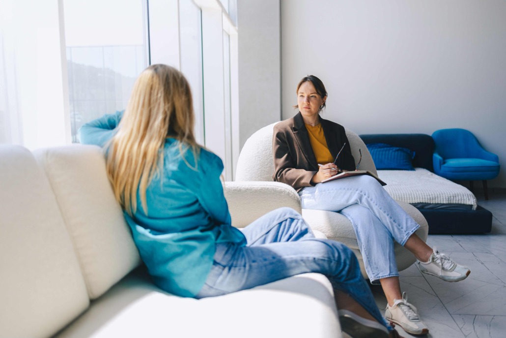 Zwei Frauen sitzen sich in einer Gesprächsituation gegenüber