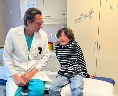 10-jähriger Enea mit Kinderchirurg Thomas Benkö