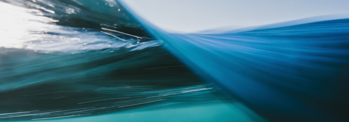 Split-Ansicht des blauen Ozeanwassers unter und über der Wasseroberfläche