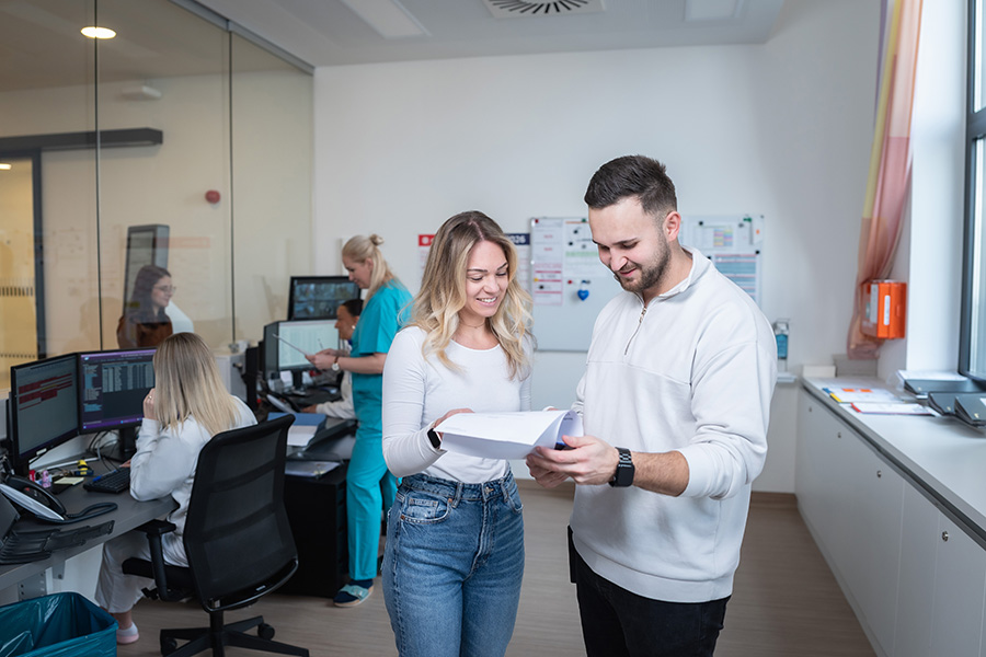Mitarbeiter*innen in einer Besprechung in der Klinik Donaustadt